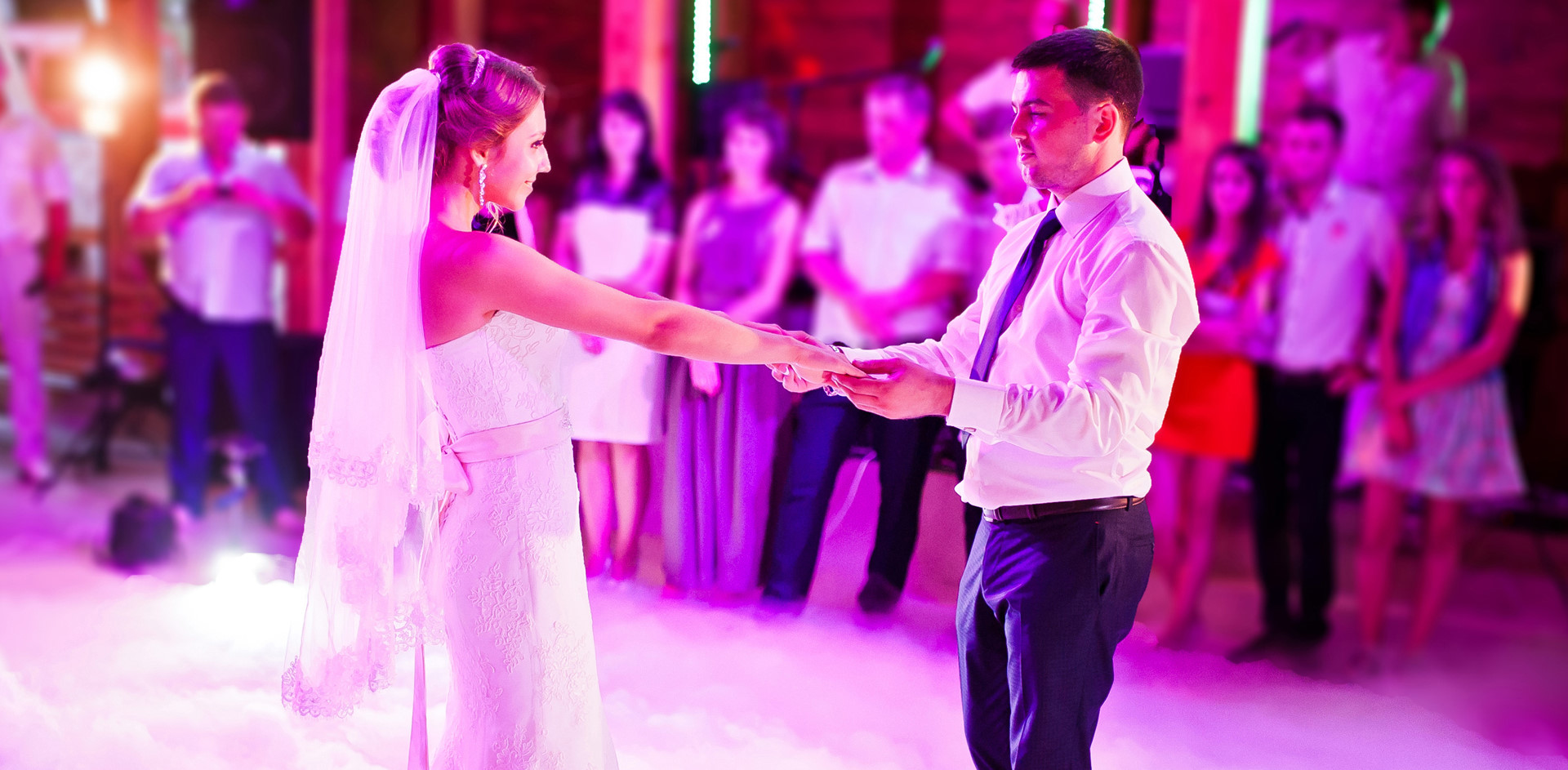 Amazing first wedding dance on heavy smoke